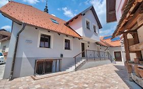 Auzlak Hisa, Apartments.